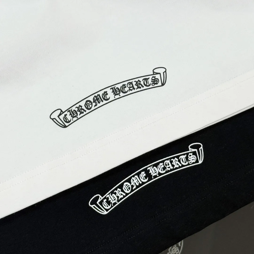 P180 Chrome Hearts Chrome Hearts 25 high version. The fabric is made of 300 grams of high-density pure cotton. It does not deform or shrink. It has three labels. It is the same style for men and women. Technology: digital direct-injection printing. Color: white, black. SIZE: S-XL.